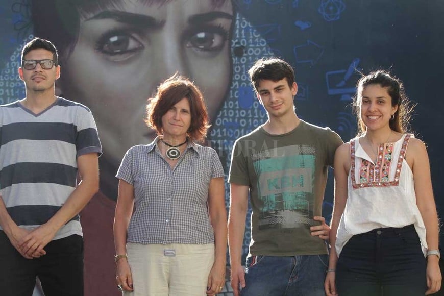 ELLITORAL_273457 |  Pablo Aguirre Integrantes. Germán Gómez, Patricia Mines, Emiliano Enrique y María Victoria Noriega (de izq. a der.), quienes llevan adelante el proyecto de extensión.