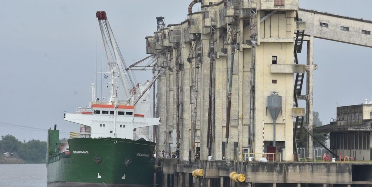 Operativo exitoso en el Puerto de Santa Fe: zarpó hacia Uruguay un buque con maíz partido