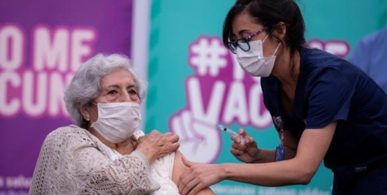 Vacunación masiva: 140.000 chilenos recibieron la primera dosis en el primer día