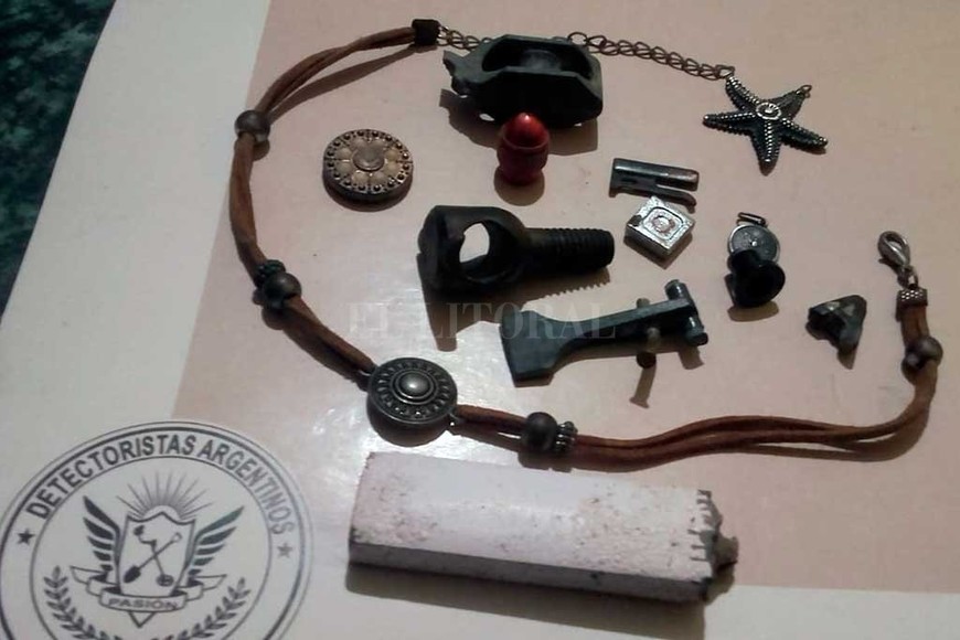 ELLITORAL_279078 | Gentileza Algunos de los secretos descubiertos por los detectores paranaenses: viejos collares, extrañas piezas de metal, entre otros.