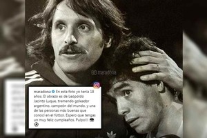 Gentileza Maradona por Luque. El  10  reemplazó a Leopoldo en la selección hace 44 años, fue el debut de Diego con la celeste y blanca. De ahí en más forjaron una gran amistad.