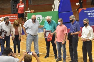 ELLITORAL_357533 |  Manuel Fabatía Juntos por el básquetbol... Los presidentes Luis Spahn y José Vignatti, flanqueados por jugadores muy representativos de ambas instituciones y autoridades deportivas y gubernamentales. Fue en la previa del clásico local.