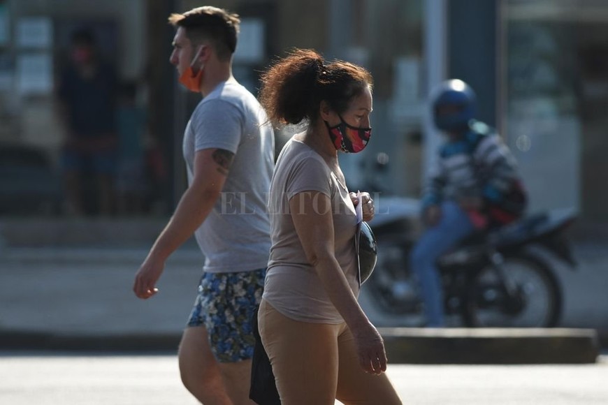 ELLITORAL_322469 |  Pablo Aguirre Nuevos hábitos. Las temperaturas elevadas no aseguran un control sobre el virus, por lo que habrá que sostener en el tiempo los recaudos para evitar contagios.