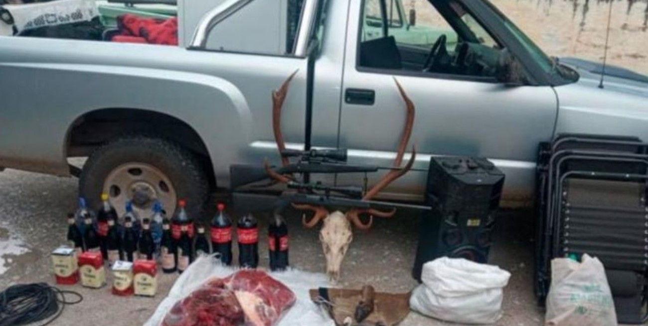 Detuvieron en Córdoba a cazadores con armas de guerra, alcohol y la cabeza de un ciervo