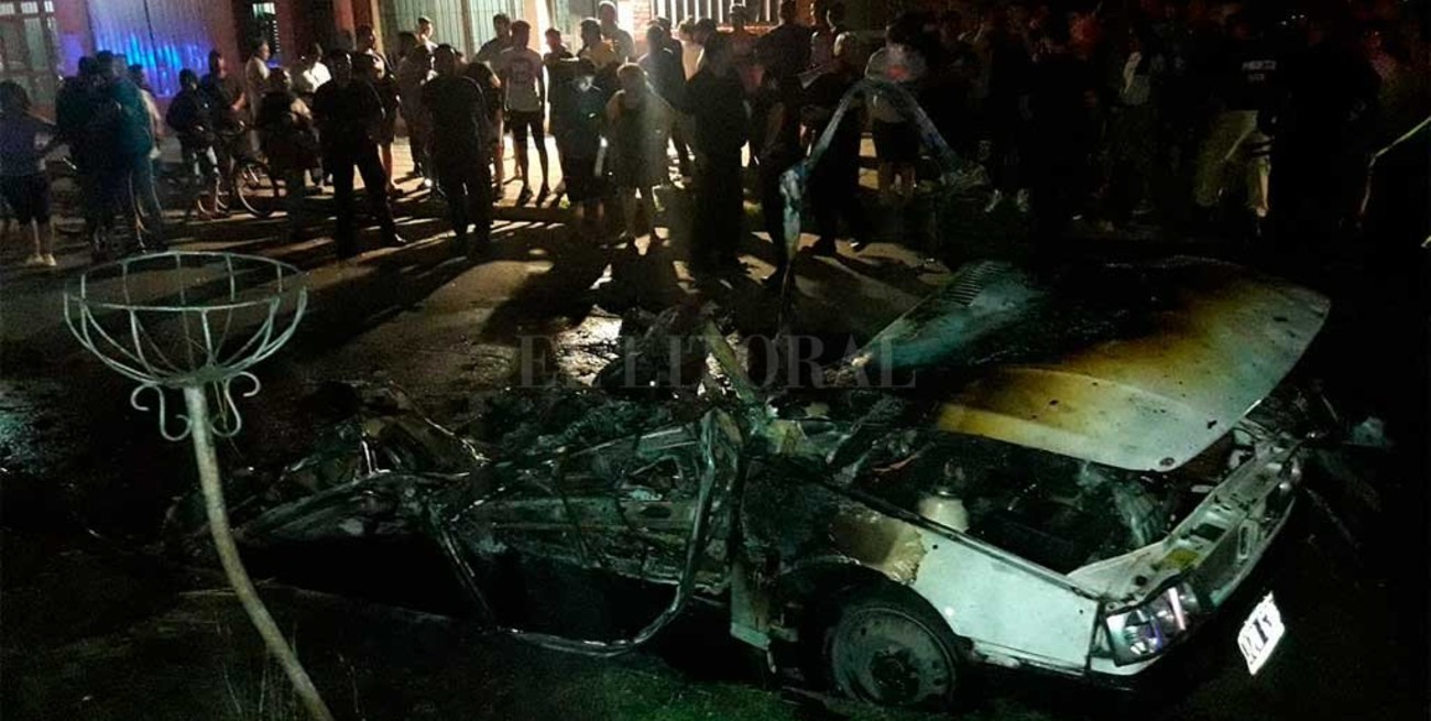 Se incendió un auto y explotó el tubo de GNC: oficiales heridos y casas con daños