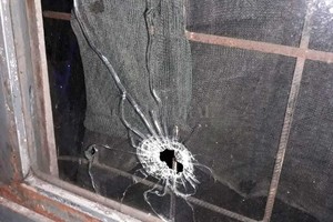 ELLITORAL_256209 |  Gentileza La noche del sábado, un grupo de malvivientes abrió fuego contra la casa de un puestero. Uno de los balazos pegó en la ventana.