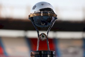 LUISA GONZALEZ Soccer Football - Copa Sudamericana Final First Leg - Junior v Atletico Paranaense - Metropolitano Stadium, Barranquilla, Colombia - December 5, 2018    General view of the Sudamericana Cup trophy before the match    REUTERS/Luisa Gonzalez