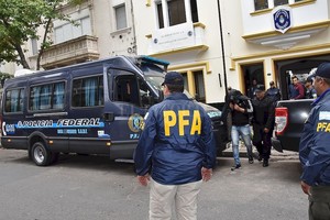 ELLITORAL_313367 |  Flavio Raina / Archivo El comisario Lepwalts fue sacado esposado de la delegación Santa Fe de PFA el 9 de mayo de 2019, acusado de encubrir a narcos.
