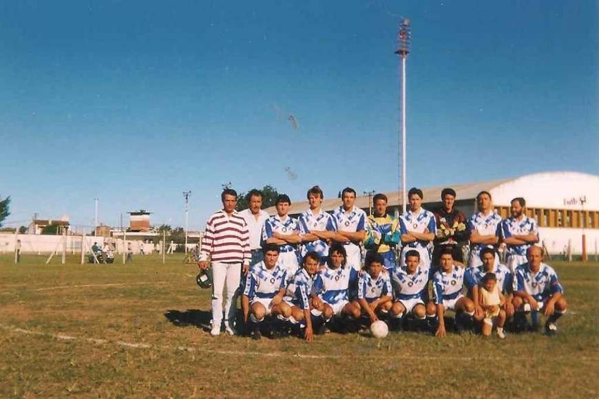ELLITORAL_365504 |  Archivo Aquel primer equipo que en 1994 comenzó a marcar el camino de la UNL en el fútbol liguista.