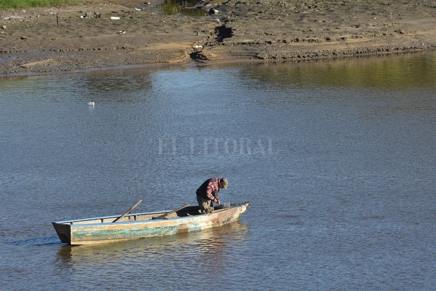 ELLITORAL_296907 |  Flavio Raina Exceptuados. Los pescadores con habilitación para circular en la actualidad (carnet de pesca comercial o de subsistencia) continúan con su oficio.