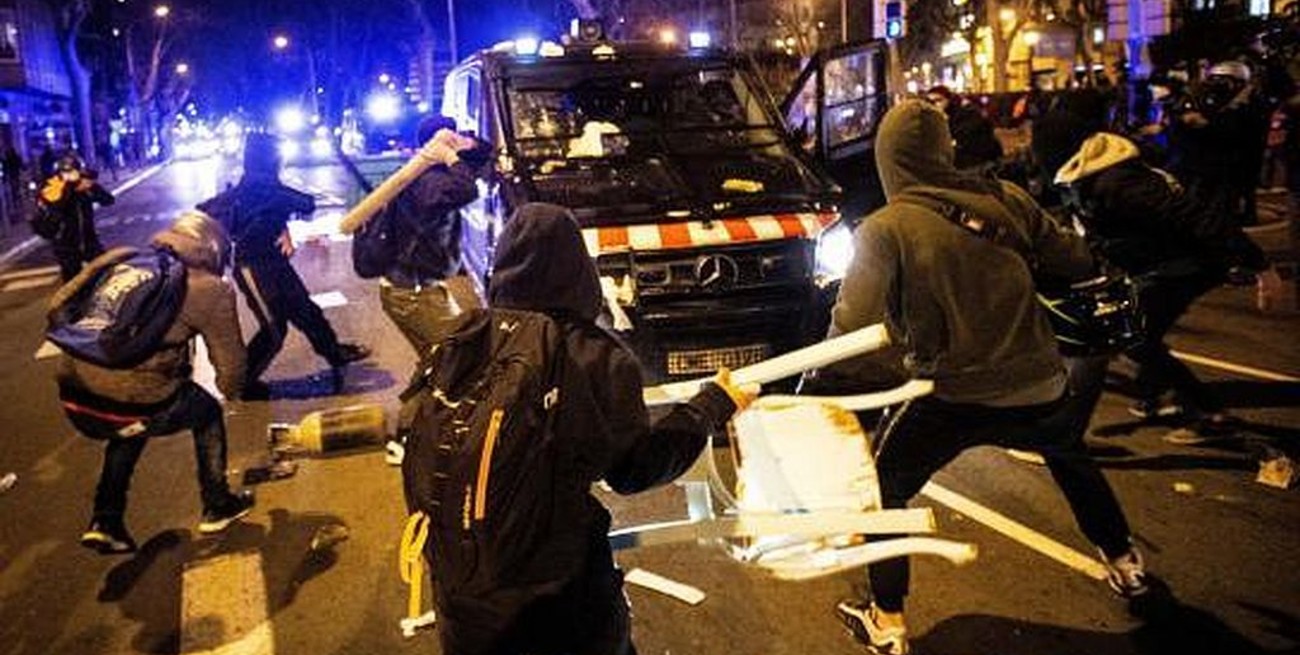 España: segunda noche consecutiva de disturbios en las protestas por Pablo Hasél
