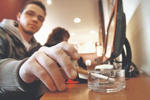 ELLITORAL_276309 |  Archivo. De 2005 a 2018 hubo un descenso del 7% en el consumo de tabaco en el país. Sin embargo, los nuevos vapeadores -muy en boga hoy- pueden ser la puerta de entrada a la adicción tabáquica. Y los adolescentes son los más expuestos.