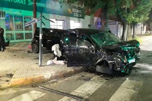 ELLITORAL_364215 |  El Litoral El estado en el que quedaron los automóviles, sobre la vereda, es claro indicio de la violencia del impacto.