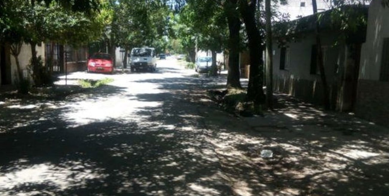 Asesinaron a balazos a un joven en la puerta de su casa en Rosario