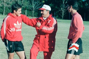 Guillermo Di Salvatore Carlos Trullet les habla a los dos volantes de marca que tenía en ese plantel: el  Bicho  Mendoza y  Patita  Mazzoni. A ellos se sumaba el  Laucha  Garate, pero éste era de más juego y armaban una dupla excelente de juego con Cabrol.