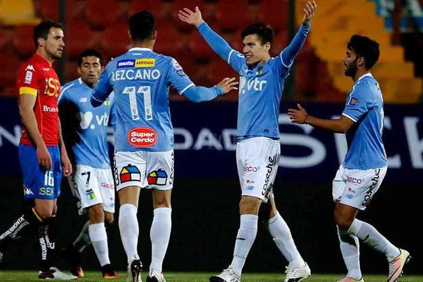 ELLITORAL_357247 |  Gentileza Cristian Insaurralde levanta los brazos y festeja uno de los goles que convirtió con la camiseta de O´Higgins de Chile.