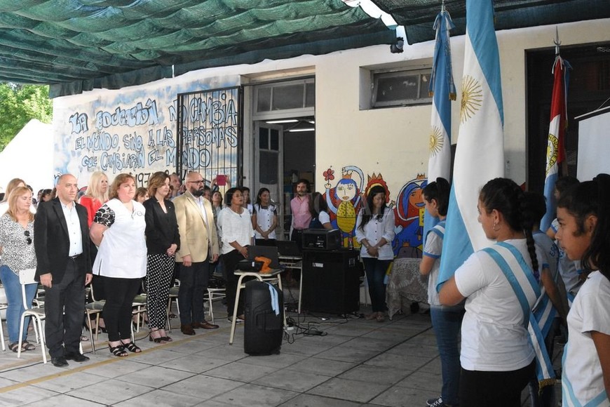 ELLITORAL_270657 |  Flavio Raina La directora Sandra Stessens, acompañada por funcionarios en la foto, sostuvo que la escuela es  un punto de referencia muy importante para el barrio .