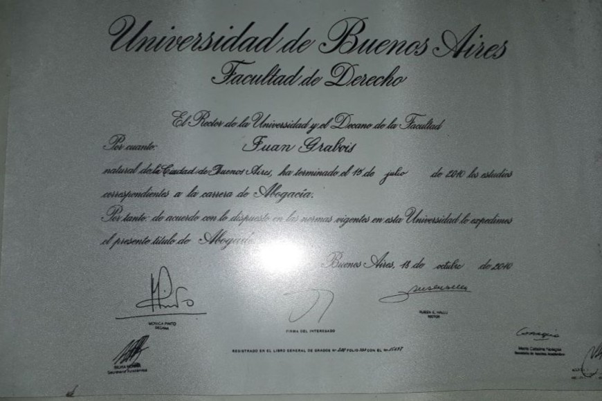 ELLITORAL_262764 |   Título de Juan Grabois de la Facultad de Derecho en la Universidad de Buenos Aires.