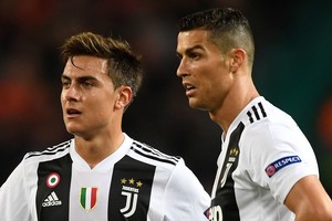 ELLITORAL_362002 |  Michael Regan MANCHESTER, ENGLAND - OCTOBER 23:  Paulo Dybala of Juventus speaks with Cristiano Ronaldo of Juventus during the Group H match of the UEFA Champions League between Manchester United and Juventus at Old Trafford on October 23, 2018 in Manchester, United Kingdom.  (Photo by Michael Regan/Getty Images)