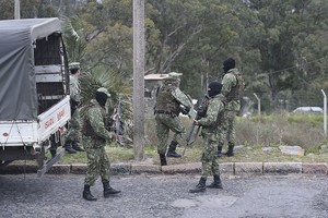 ELLITORAL_305052 |  Xinhua/Nicolás Celaya (200531) -- MONTEVIDEO, 31 mayo, 2020 (Xinhua) -- Elementos del Ejército vigilan después de que tres elementos de la Armada fueran ejecutados en el Cerro de Montevideo, en la ciudad de Montevideo, capital de Uruguay, el 31 de mayo de 2020. Tres infantes de marina de la Armada de Uruguay fueron ejecutados el sábado y sus armas robadas en un puesto de guardia en la zona oeste de Montevideo, crimen que llevó al presidente Luis Lacalle Pou a decretar un "duelo nacional". (Xinhua/Nicolás Celaya) (nc) (ra) (rtg) (dp)