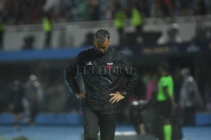 ELLITORAL_274313 |  Mauricio Garín Triste, solitario y final. La imagen de la resignación de Pablo Lavallén en la Nueva Olla de Asunción del Paraguay, el día que Colón perdió el partido más importante de su historia ante Independiente del Valle de Ecuador. Son los últimos días del DT en el banco sabalero: la CD que preside Vignatti ya decidió ponerle punto final al ciclo del entrenador.