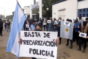 ELLITORAL_342151 |  Archivo El Litoral En septiembre pasado en Rosario un grupo pequeño de retirados y familiares de policías realizaron un acampe en el acceso de la Unidad Regional II.