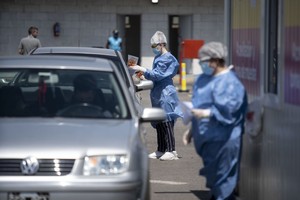 Xinhua (201209) -- BUENOS AIRES, 9 diciembre, 2020 (Xinhua) -- Una trabajadora de la salud recibe una muestra de un hombre para la realización de la prueba de saliva para detectar la enfermedad causada por el nuevo coronavirus (COVID-19), en el Centro de Convenciones, en la ciudad de Buenos Aires, Argentina, el 9 de diciembre de 2020. El Gobierno de la ciudad comenzó el martes con el operativo para realizar pruebas de detección de la COVID-19 a turistas que ingresen a Buenos Aires por un mínimo de 24 horas y a residentes que hayan estado a más de 150 kilómetros por 72 horas. Las medidas de distanciamiento social, preventivo y obligatorio dispuestas por el Gobierno argentino para controlar la pandemia se extenderán hasta el 20 de diciembre próximo. (Xinhua/Martín Zabala) (mz) (ah) (da) (vf) (dp)