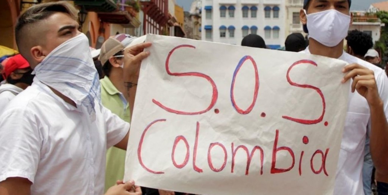 Colombianos protestan contra la brutalidad policial, los crímenes de líderes sociales y la pandemia