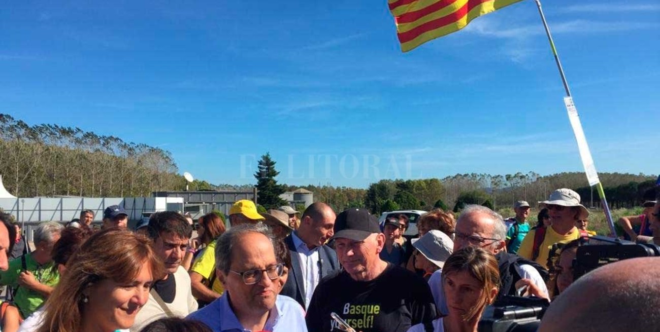 El presidente catalán evita condenar la violencia y se une a marcha que se dirige a Barcelona