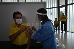 ELLITORAL_346961 |  Flavio Raina Primera dosis. Ismael Galván, trabajador del Cobem, recibe la vacuna Sputnik V contra el covid, en el segundo día del operativo de inmunización que se realiza en todo el país.