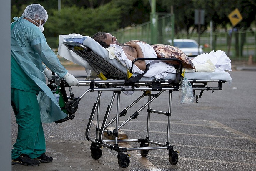 ELLITORAL_295016 |  Xinhua (200404) -- BRASILIA, 4 abril, 2020 (Xinhua) -- Un trabajador médico traslada a un paciente al Hospital Regional de Asa Norte, en Brasilia, Brasil, el 4 de abril de 2020. Los muertos por la enfermedad causada por el nuevo coronavirus (COVID-19) en Brasil aumentaron a 432, con 73 fallecidos en un día, y los casos de infectados sumaron 10.278, informó el sábado el Ministerio de Salud brasileño. (Xinhua/Lucio Tavora) (lt) (mm) (da) (dp)