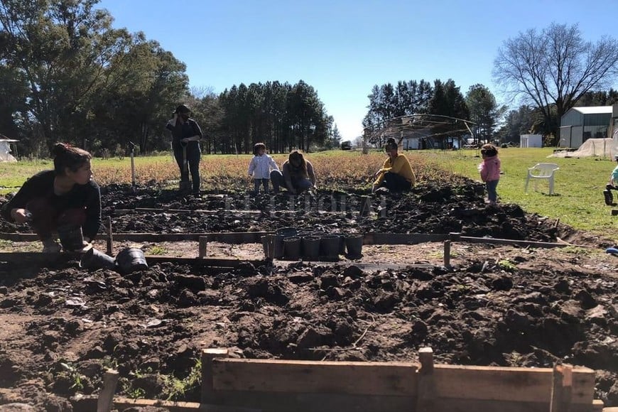 ELLITORAL_356975 |  Gentileza La huerta comunitaria es una de las herramientas base de la ONG  Akamasoa Argentina .