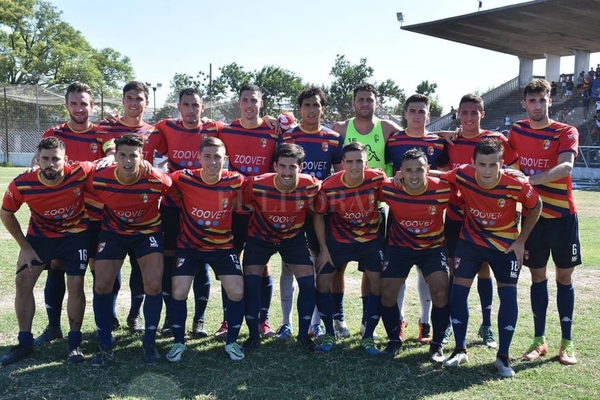 ELLITORAL_272360 |  Luis Cetraro Hay plantel. Los dirigidos por Olivera ganaron en Ciudadela y ahora, con dos puntos más que su escolta, esperan vencer a Colón de San Justo para dar la vuelta olímpica en su cancha.