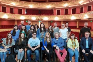 ELLITORAL_267996 |  Gentileza SFL Parte del elenco junto a los maestros Philip Salmon, Eduardo Malachevsky, Zunilda Soncini y Jorge Cova, durante las Jornadas Intensivas.