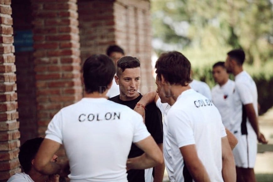 ELLITORAL_353372 |  Gentileza Tomás Alfonso Con los jugadores. Los futbolistas se interesan en conocer detalladamente su desempeño y el de los rivales.