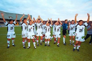 Archivo El Litoral Aplausos a la gente de Colón después de conseguir la victoria. La foto tiene 20 años y marcó el debut de Cabrol en Colón.