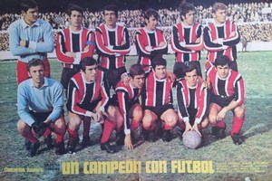 Gentileza El equipo que salió a la cancha el día de la consagración. Arriba: Palacios, Marcos, Puntorero, Recúpero, Orife y Newman. Agachados: Petrocelli, Abel Pérez, Poncio, Jorge Gómez, Frasoldatti y Bargas.