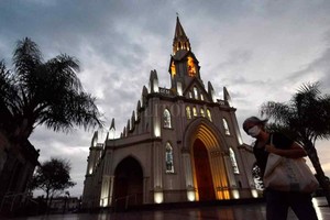 ELLITORAL_298256 |  Mauricio Garín Sin fieles. Producto del ASPO la Basílica luce vacía.
