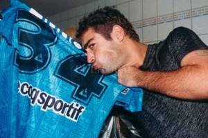 ELLITORAL_360213 |  Gentileza El  Potro  posando con la camiseta de Belgrano.