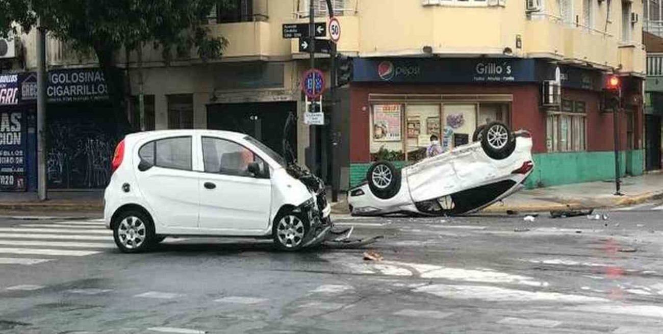 Choque y vuelco de vehículos en Palermo: hay al menos tres heridos