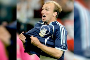 Archivo El Litoral Esteban Cambiasso y el grito desaforado de gol después de una notable combinación. Fue un golazo, uno de los mejores de la historia de la selección argentina, excluido obviamente el de Diego Maradona en México.