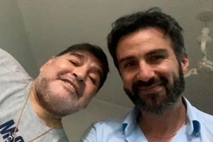 ELLITORAL_340519 |  Captura de pantalla Maradona junto al Dr. Luque en una foto de archivo