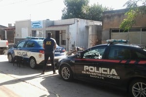 ELLITORAL_341085 |  Prensa AIC Efectivos de la Agencia de Investigación Criminal (AIC) de Las Colonias allanó la casa del estafador en Mortero, Córdoba.