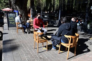 ELLITORAL_326631 |  Gentileza Bares en la capital nacional pueden abrir con mesas al aire libre