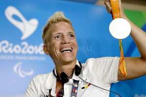 ELLITORAL_267661 |  Captura digital Marieke Vervoort con una de las medallas conseguidas en Río 2016.