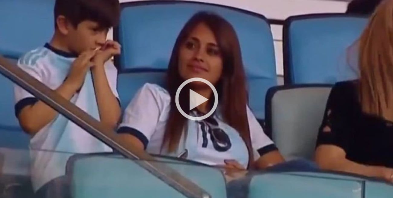 Imitó a su padre: Thiago Messi besó el escudo de la Selección Argentina