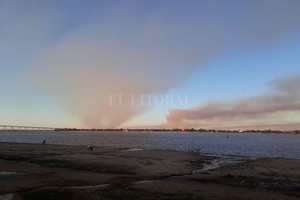 Gentileza Las altas columnas de humo de los incendios en Victoria se observan desde la costa rosarina.