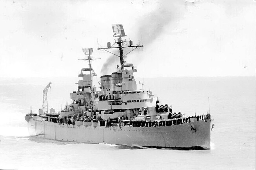 ELLITORAL_251886 |  Archivo El Litoral El Crucero Gral. Belgrano fue hundido el 2 de mayo de 1982, a las 17, tras recibir en impacto de dos torpedos disparados por un submarino nuclear británico. Murieron 323 tripulantes de los 1.093 a bordo.