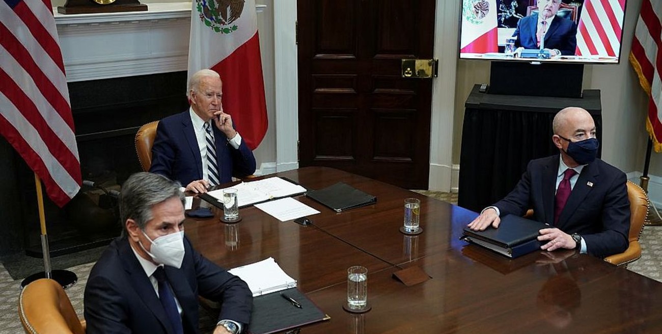 Biden prometió a López Obrador que Estados Unidos tratará a México "como un igual"