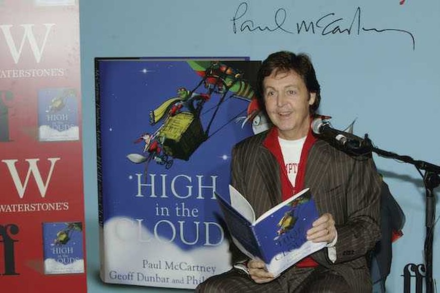 ELLITORAL_275114 |  Gareth Cattermole LONDON - DECEMBER 14:  Sir Paul McCartney reads to children from Princes Plain Primary School as he launches his first children's book "High In The Clouds" at Waterstone's, Piccadilly on December 14, 2005 in London, England.  (Photo by Gareth Cattermole/Getty Images) *** Local Caption *** Paul McCartney